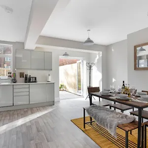 Spacious 3 Bed House, Netflix, Garden, Parking Apartment