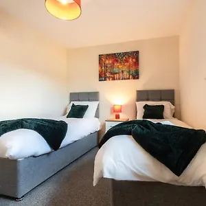 Centre Comfort: Spacious 2-bed With Smart Tvs And Secure Parking Apartment