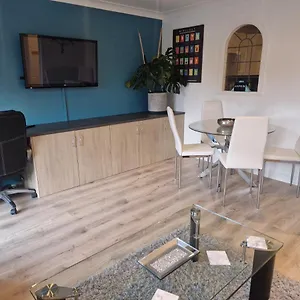 2-bedroom *nr Centre With Parking* Apartment