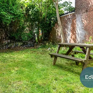 Spacious Flat In Centre With Garden Apartment