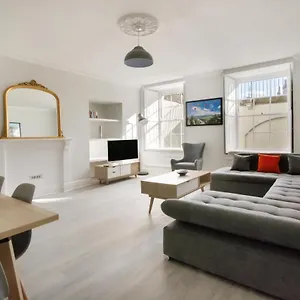 home-in-the-heart-of-clifton-village.cardiffhotelswales.com/